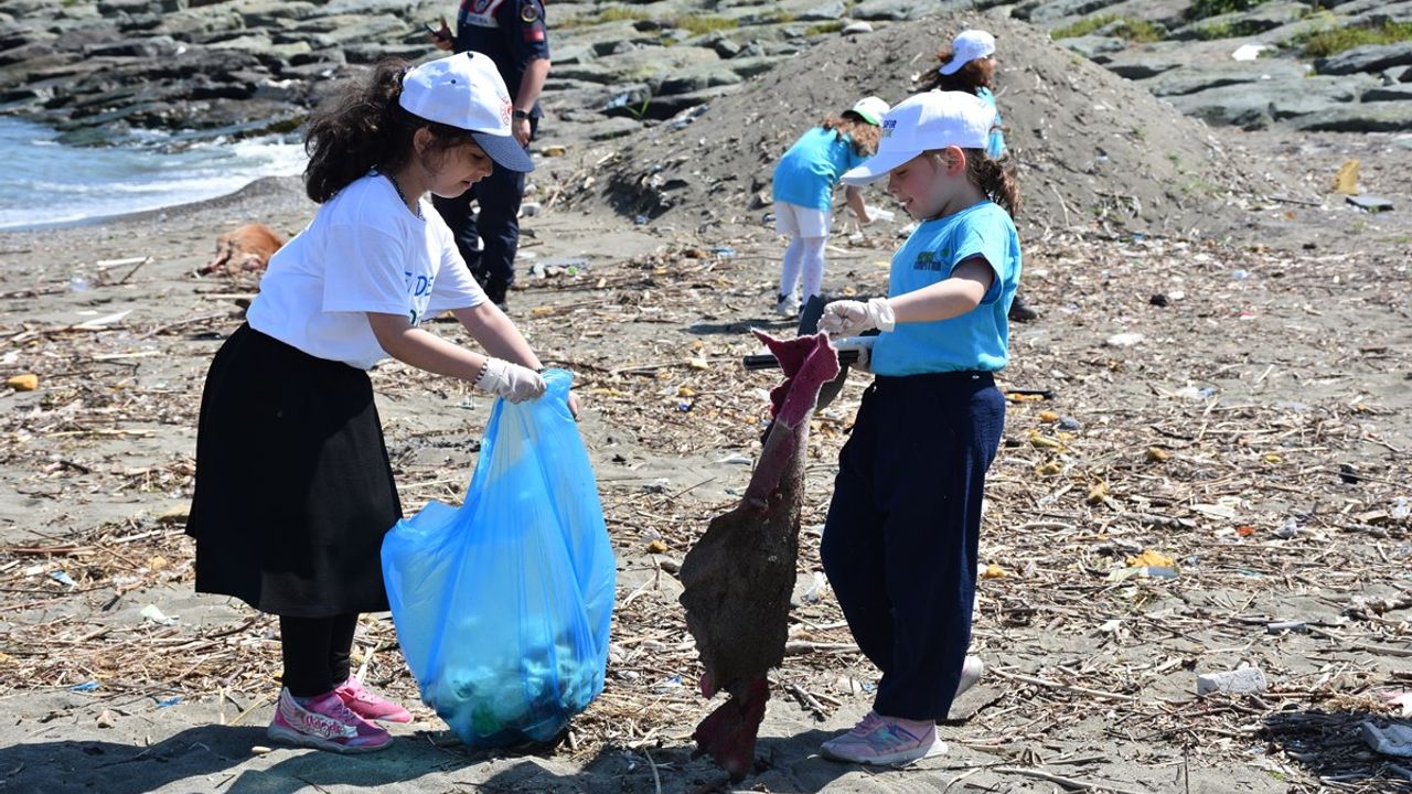 Trabzon'da Öğrenciler, Sağlık ve Jandarma Ekipleri Sahil Temizliği Yaptı