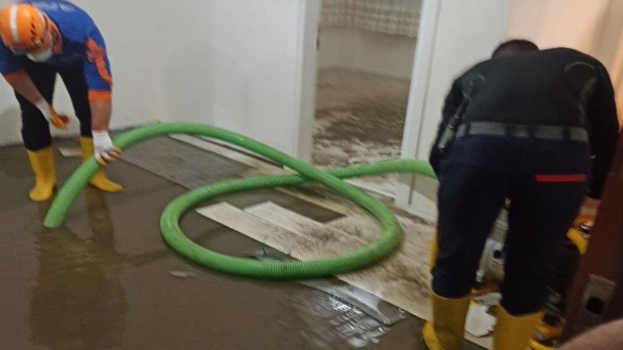 Rize'de Yağışlar Nedeniyle Rögarlar Tıkanınca Evleri Su Bastı