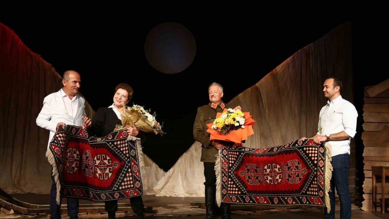 ‘Türk’ün Ateşle İmtihanı’ tiyatro oyunu beğeni topladı