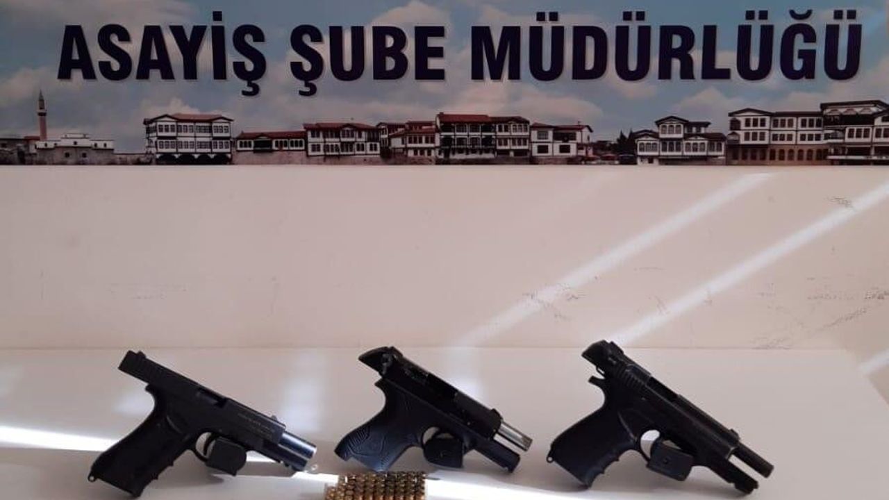 Amasya’da polisten sanal devriyede operasyon: 3 gözaltı