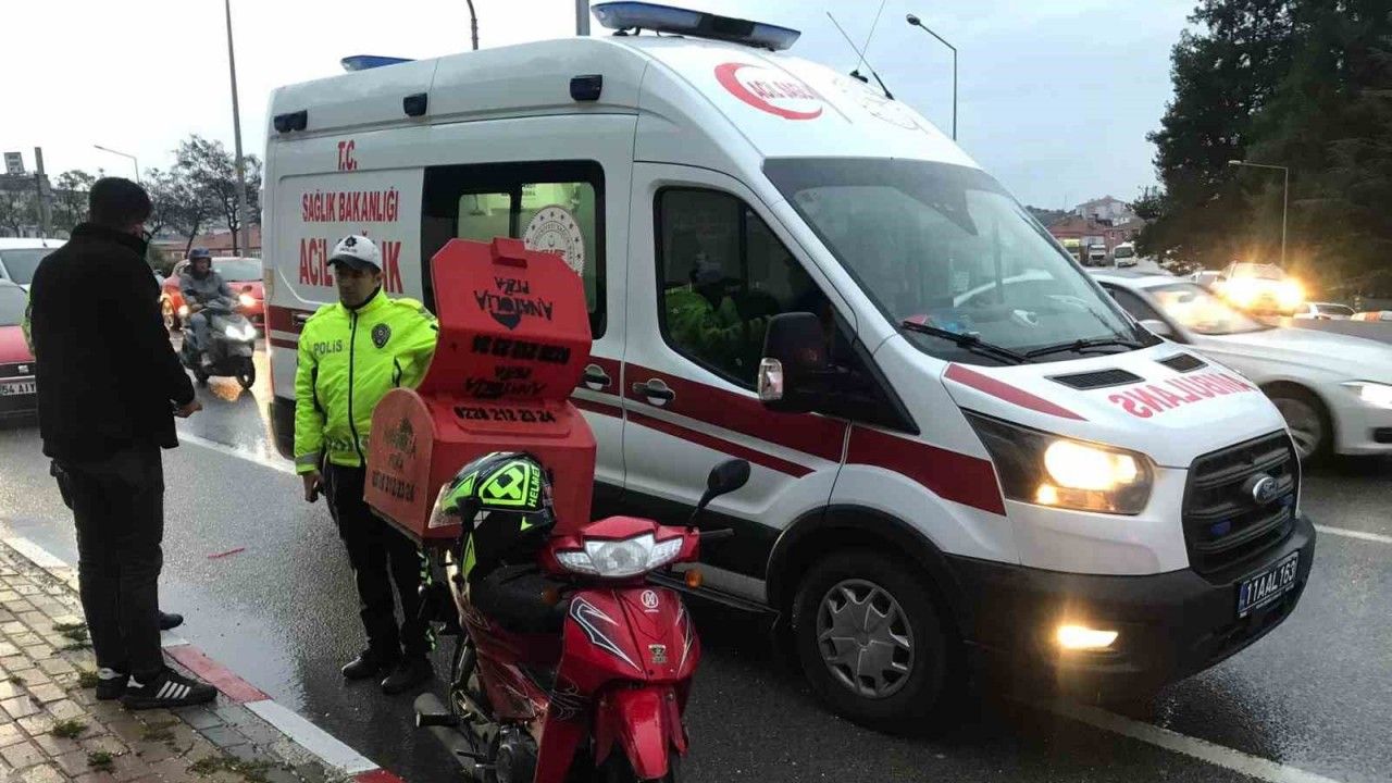 Bilecik’te motosiklet yayaya çarparken, kazada 2 kişi yaralandı