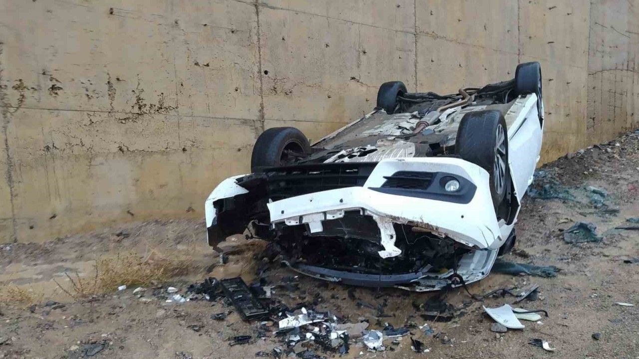 Bingöl’de otomobil şarampole yuvarlandı: 2 yaralı