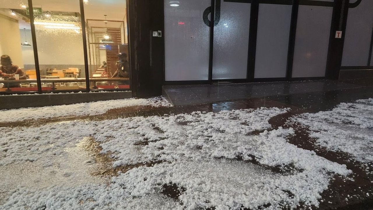 Güney Afrika’da dolu yağışı sokakları beyaza bürüdü