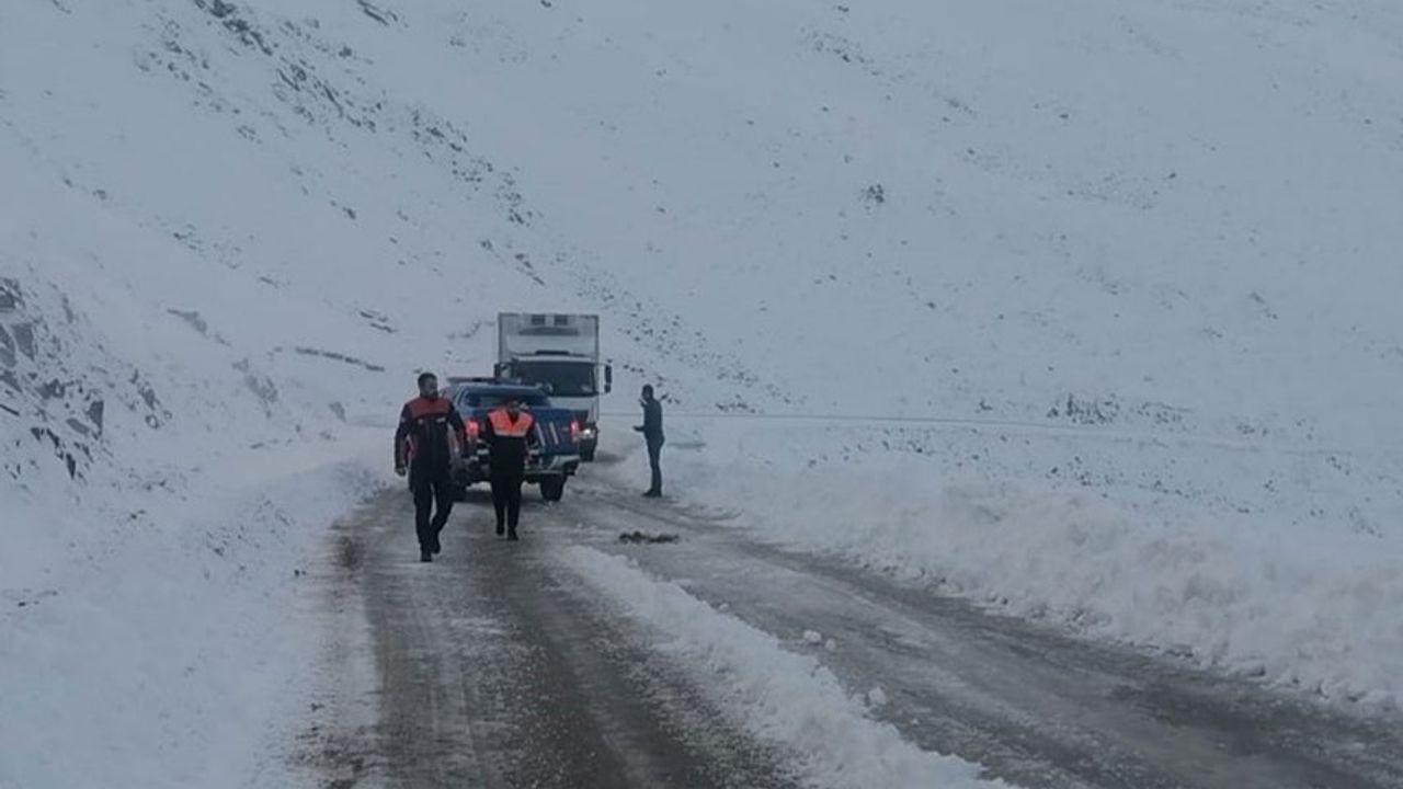 İkizdere'de Kar Nedeniyle 21 Köye Ulaşım Sağlanamıyor