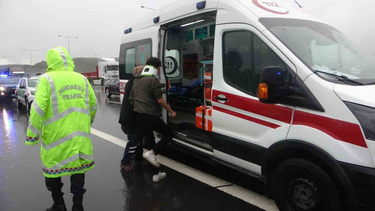 Kuzey Marmara Otoyolu’nda işçi servisi ile ticari taksi çarpıştı: 13 yaralı