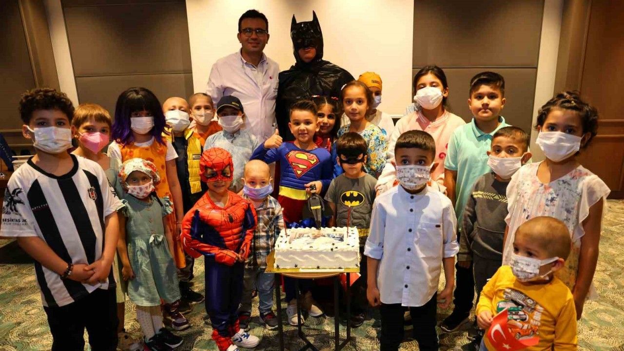Lösemili çocuklar için profesör ’Batman’ oldu