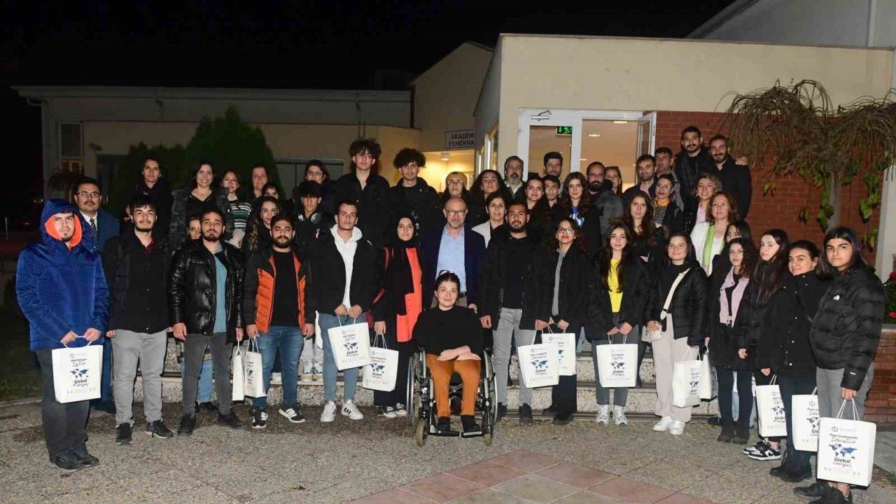 Anadolu Üniversitesi Rektörü Fuat Erdal engelli öğrencilerle akşam yemeğinde bir araya geldi