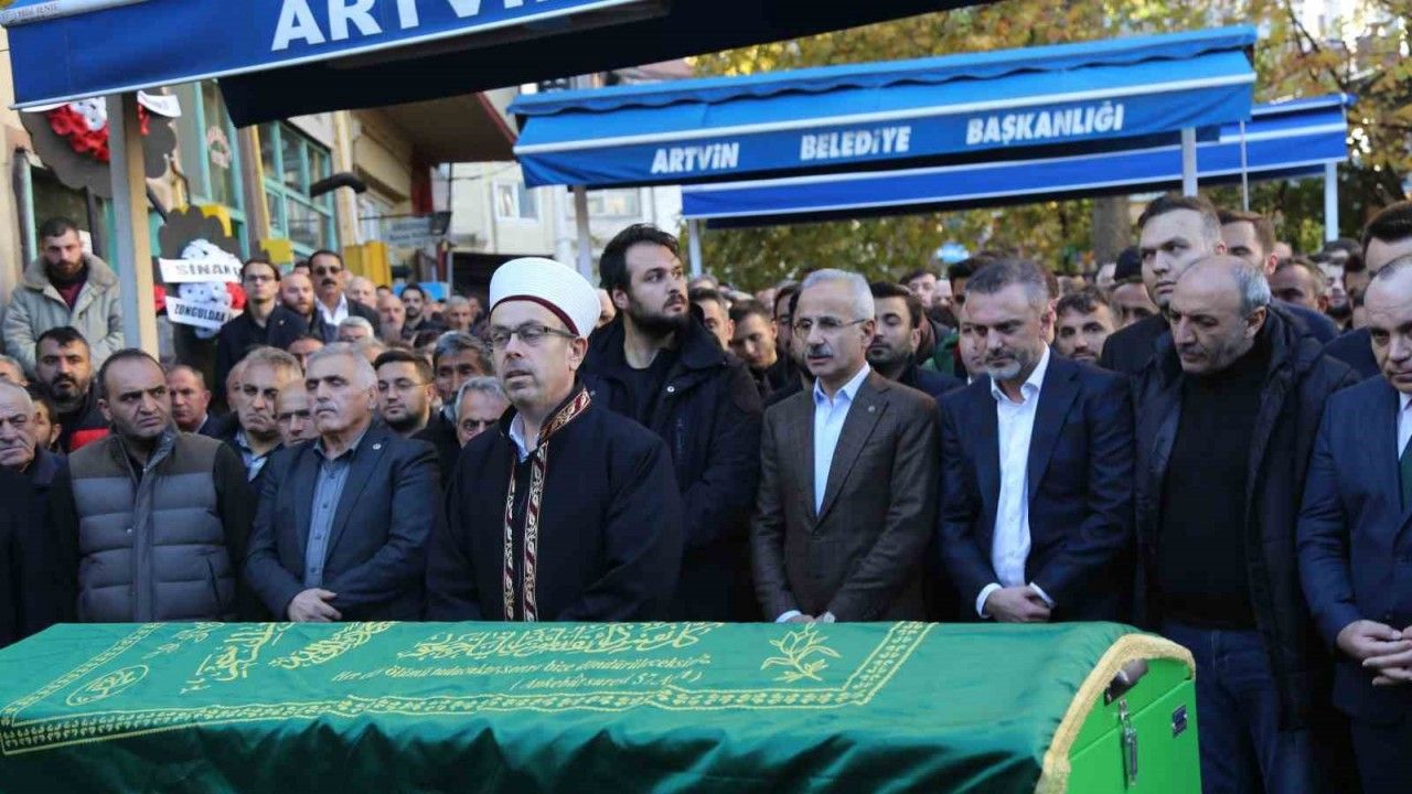 Bakan Uraloğlu, Hayatını Kaybeden AK Parti Artvin Gençlik Kolları Başkanının Cenazesine Katıldı
