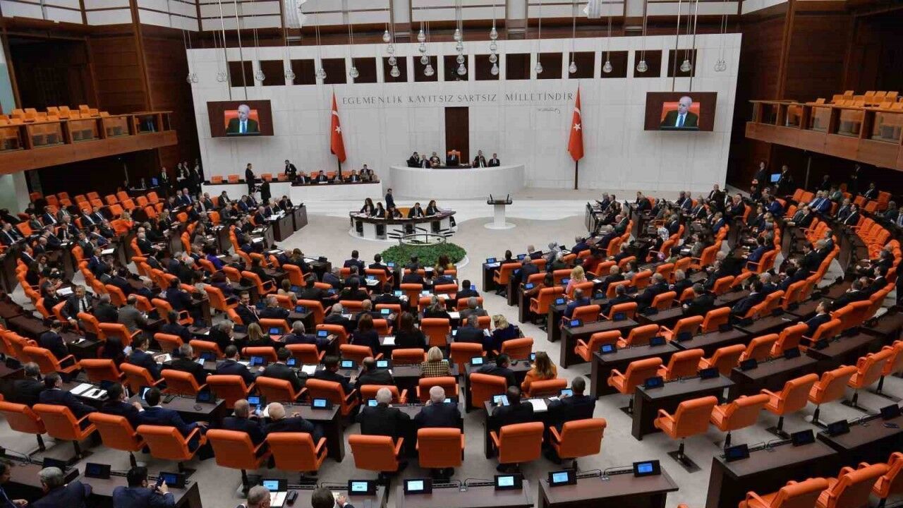 Son 7 Ayda Meclis’te 600 Milletvekilinden 61’i Partilerinden İstifa Etti