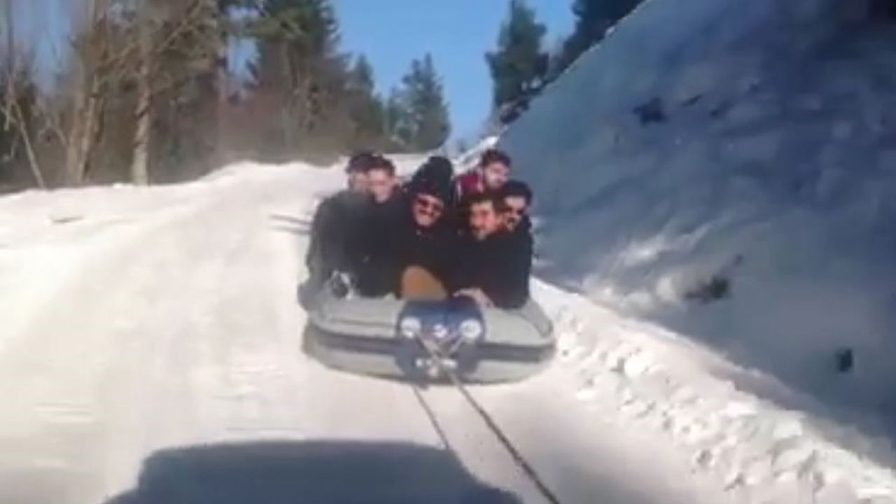 Artvin'de 7 Arkadaş Rafting Botuyla Kar Üstünde Kayarak Çocuklar Gibi Eğlendiler