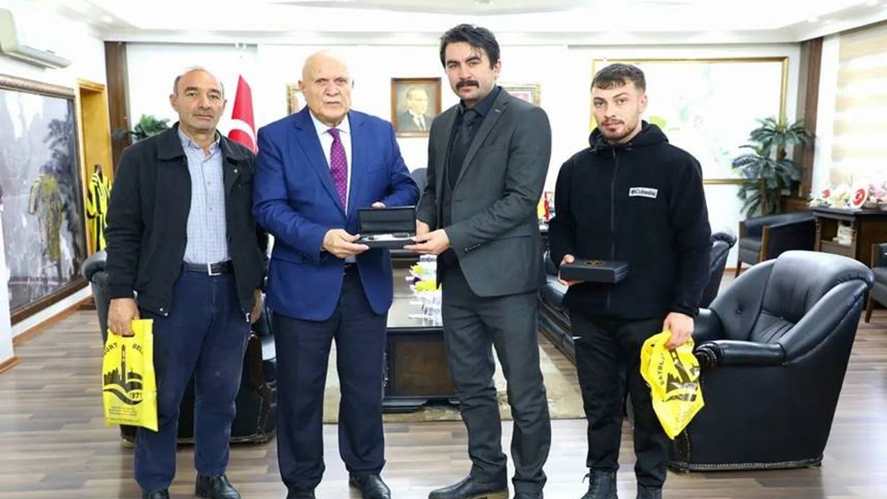 Bayburt Belediye Başkanı, Ata Sporu Ciritin Gururunu Makamında Kutladı