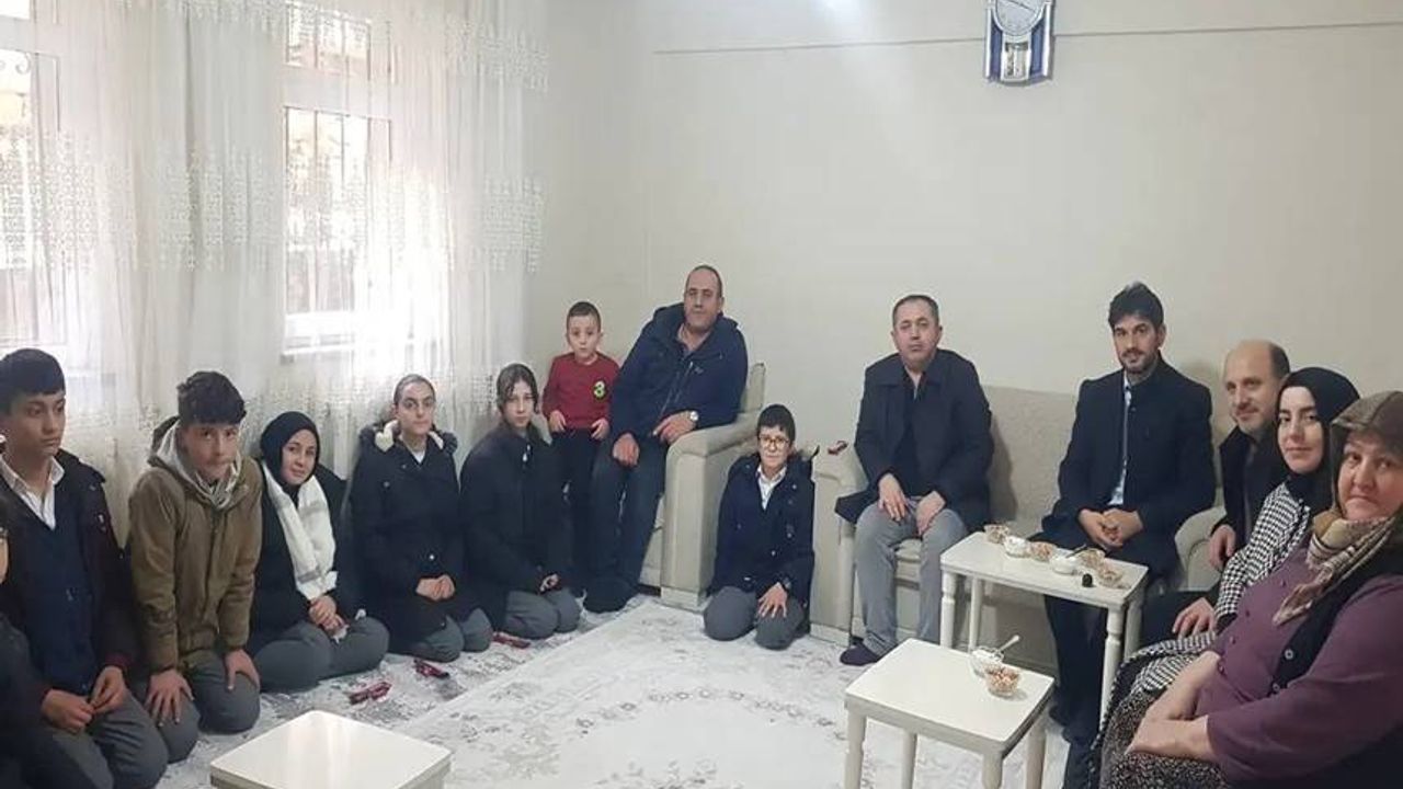 Bayburtlu Öğrencilerden Şehit Serkan Saka'nın Ailesine Duygusal Ziyaret