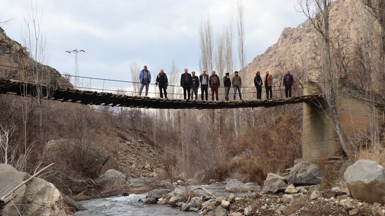 Hacı Mahallesi'nde Tehlikeli Tahta Köprü Çözüm Bekliyor