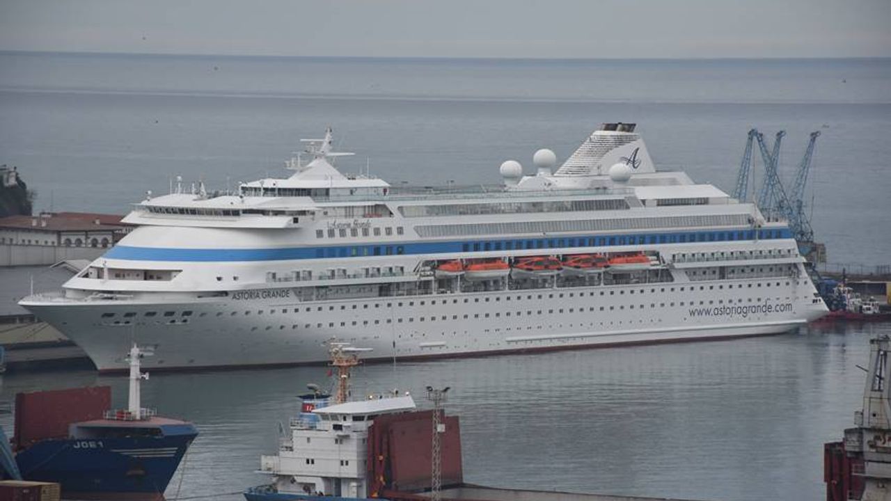 Rusya-Türkiye Arasında Sefer Yapan Astoria Grande Kruvaziyeri Trabzon Limanı'na Demir Attı