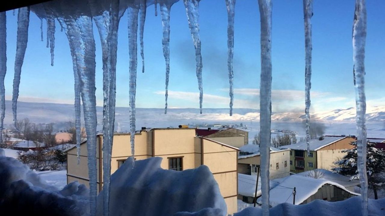 Bayburt'ta Çatılarda Tehlike Oluşturan Buz Kütleleri Temizlendi
