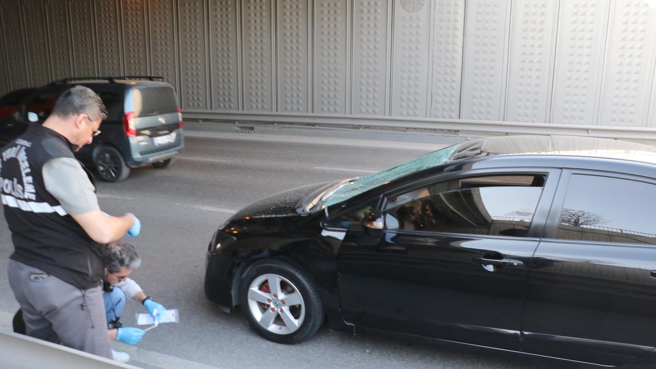 Polisten kaçarken üst geçitten atladı, otomobilin üzerine düştü