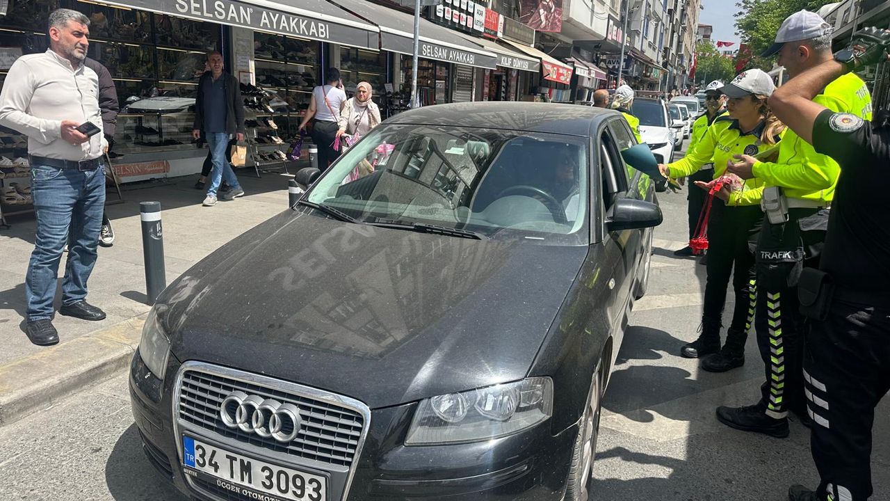 İstanbul - Bağcılar'da Trafik Haftası'nda polisten kadın sürücülere gül