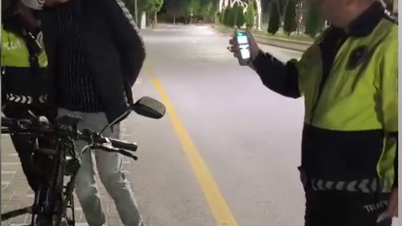 Polisten alkollü bisiklet sürücüsüne: Alkollü şekilde eşek bile kullanamazsın, sadece yürüyebilirsin