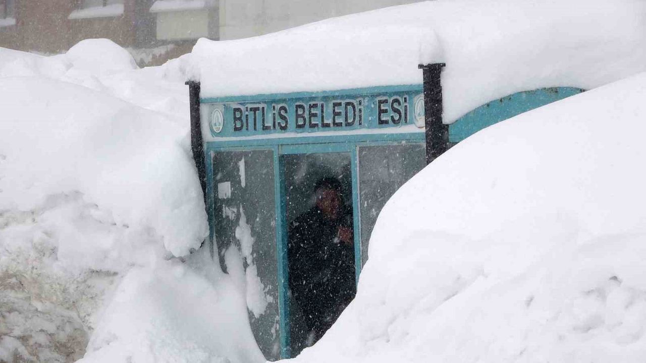 Bitlis'te kar, tipi ve fırtına: 211 köy yolu ulaşıma kapandı