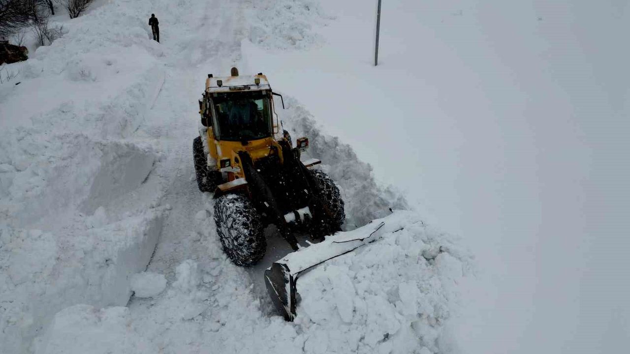 Bitlis'te köy yollarında karla mücadele çalışması