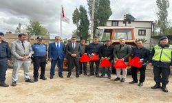 Bayburt'ta Kazaları Önlemek Amacıyla Traktör Sürücülerine Reflektör Dağıtıldı