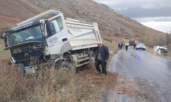 Bayburt'ta Hafif Ticari Araç ile Kamyon Çarpıştı, 1 Kişi Yaralandı