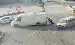 Erzincan’da trafik polisleri arızalanan aracı yolda bırakmadı