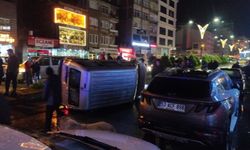 Rize’de Görünmez Kaza: Refüje Çarpan Araç Yan Yattı