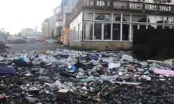 İnsanların Denize Attığı Çöpleri Dalgalar Hırçınca Geri İade Etti