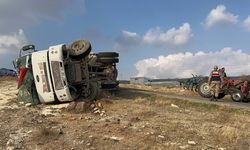 Kilis’te kum yüklü kamyon devrildi: 1 yaralı