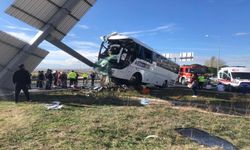 Tur Otobüsü Otomobille Çarpıştı; Çok Sayıda Yaralı Var