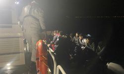 Ayvacık açıklarında lastik botları arızalanan ve sürüklenen 32 kaçak göçmen kurtarıldı