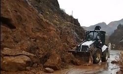 Bingöl’de kuvvetli sağanak heyelan getirdi: Yol açma çalışmaları sürüyor