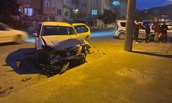 Burdur’da kavşağa kontrolsüz giren 2 araç çarpıştı: 3 yaralı
