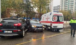 Diyarbakır’da kavşağa kontrolsüz giren iki otomobil çarpıştı: 1 yaralı