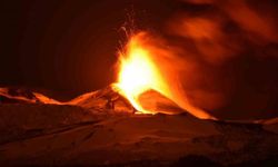 Etna Yanardağı lav ve kül püskürttü