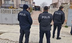 Genç kadın babasının silahı ile kendisini vurdu