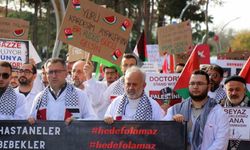 Hekimler gerçekleştirdikleri ‘sessiz yürüyüş’ ile İsrail’i kınadı