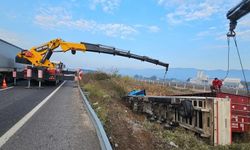 Kontrolden çıkan tır şarampole devrildi
