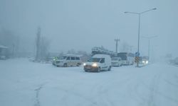 Olumsuz Hava Şarları Erzurum’un Erzincan ve Bayburt Yollarını Trafiğe Kapattı