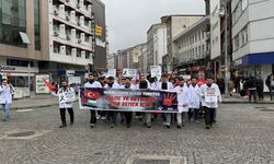 Rize'de Doktorlar 'Sessiz Yürüyüş' ile İsrail'i Protesto Etti