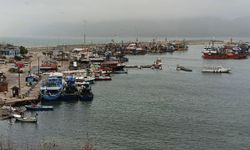 Şiddetli poyraz nedeniyle balıkçı tekneleri Amasra Limanı’na sığındı