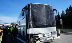 TEM’de yolcu otobüsü tıra çarptı: 13 yaralı