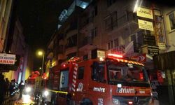 Uşak’ta 3 katlı binada çıkan yangın korkuttu