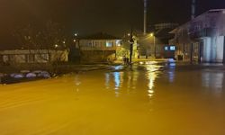 Yağmur taşkınlara sebep oldu, iş yerleri sular altında kaldı