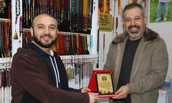 Yaptığı örnek davranışla gündeme gelen tespihciye DİKO’dan plaket