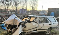 Otomobil elektrik direğine çarptı: Sürücü öldü, 4 günlük bebek ve annesi yaşam mücadelesi veriyor