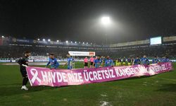 Rizesporlu Futbolcular 'Hayde Rize, Ücretsiz Kanser Taraman İçin Ketem’e Gel!' Pankartıyla Sahaya Çıktı