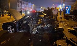 Trabzon’da çarpışan iki otomobil hurdaya döndü: 6 yaralı