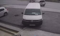 Ataşehir’de otomobil ve motosikletin karıştığı kaza anı kamerada